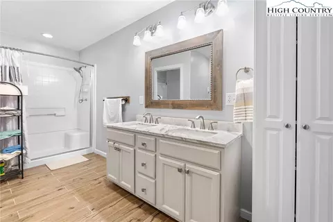 Bath - 488 Green Briar Rd, Boone, NC 28607 photo 3 of 4