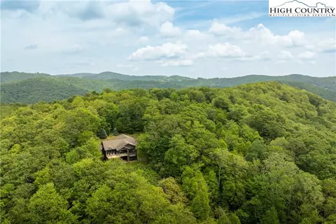 504 Grandwood Ln, Blowing Rock, NC 28605