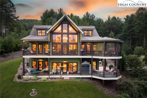 5378 Oak Crest Ln, Lenoir, NC 28645