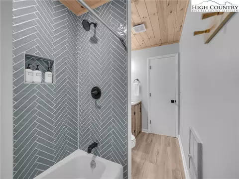 Bath - 104 Skiway Ln, Beech Mountain, NC 28604 photo 4 of 5