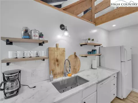 Kitchen - 104 Skiway Ln, Beech Mountain, NC 28604 photo 3 of 5