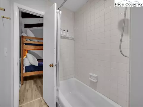Bath - 104 Skiway Ln, Beech Mountain, NC 28604 photo 3 of 5