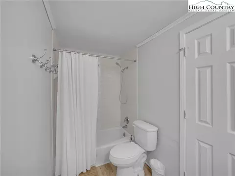 Bath - 104 Skiway Ln, Beech Mountain, NC 28604 photo 2 of 5