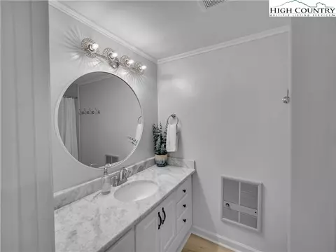 Bath - 104 Skiway Ln, Beech Mountain, NC 28604 photo 1 of 5