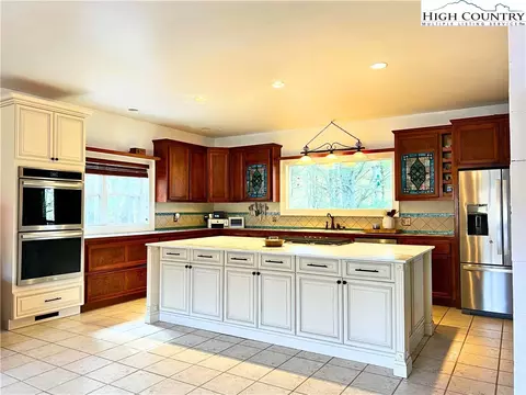 56 Buttons Ln, Sparta, NC 28675