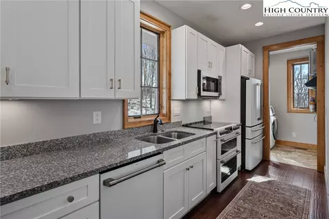 Kitchen - 176 High Hemlock Trl, Blowing Rock, NC 28605 photo 2 of 3
