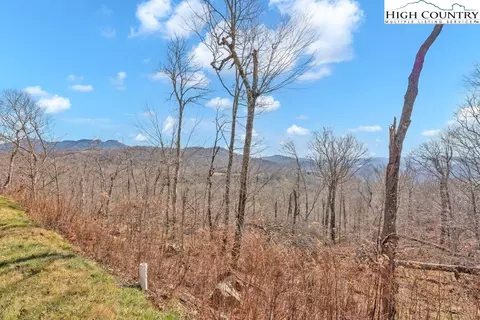 210 Cloud Spring Dr, Sugar Mountain, NC 28604