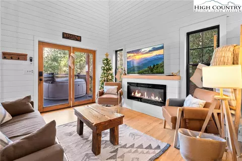 100 Bear Den Mountain View Dr, Spruce Pine, NC 28777