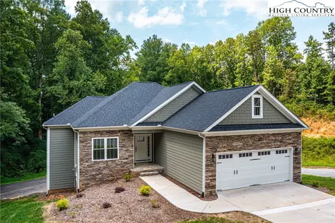 402 NE Scarlett Oak Ct, Lenoir, NC 28645