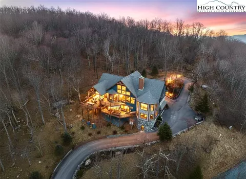 109 W Shamrock Ln, Beech Mountain, NC 28604