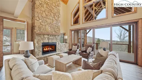 761 Foxfire Dr, Banner Elk, NC 28604