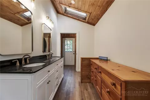 Bath - 208 Meadow Loop, Newland, NC 28657 photo 3 of 4
