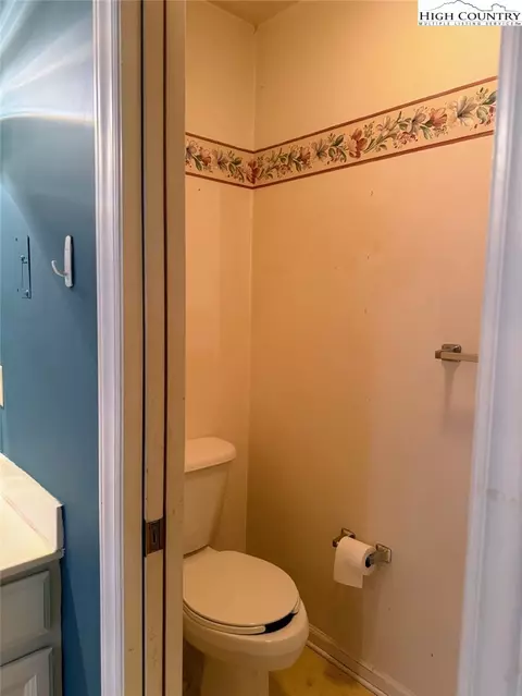 Bath - 651 Rivers Edge Rd, Sparta, NC 28675 photo 4 of 6