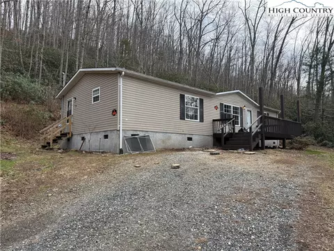55 Twin Oaks Ln, Spruce Pine, NC 28777