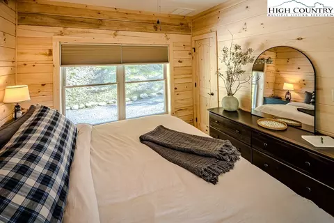 Bedroom - 225 Oak Rd, Beech Mountain, NC 28604 photo 2 of 4
