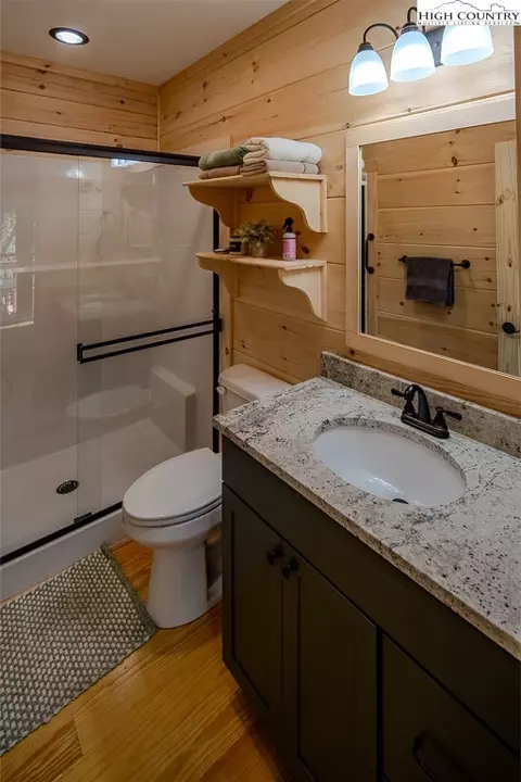 Bath - 225 Oak Rd, Beech Mountain, NC 28604 photo 2 of 2