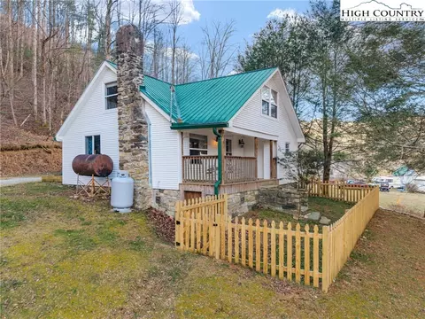 295 Jakes Mountain Rd, Deep Gap, NC 28618