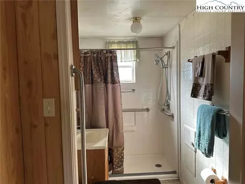 Bath - 1620 Little Pine Rd, Ennice, NC 28623 photo 1 of 1