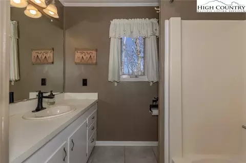 Bath - 468 E Horse Shoe Ridge Rd, Deep Gap, NC 28618 photo 5 of 6