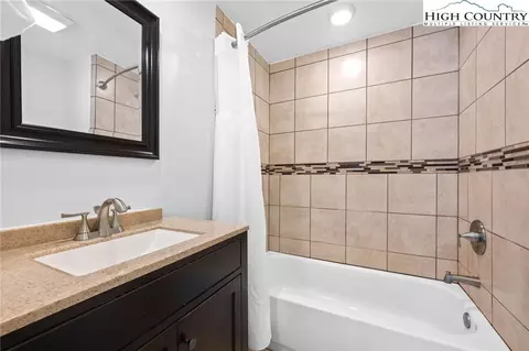 Bath - 109 Skiloft Rd, Beech Mountain, NC 28604 photo 1 of 2
