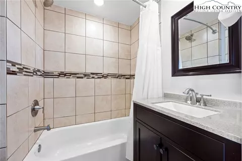 Bath - 109 Skiloft Rd, Beech Mountain, NC 28604 photo 2 of 2