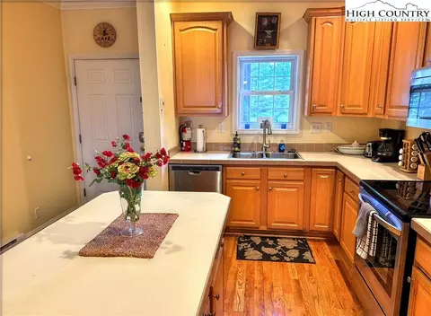 Kitchen - 3441 S Beech Mountain Pkwy #A4, Beech Mountain, NC 28604 photo 4 of 4