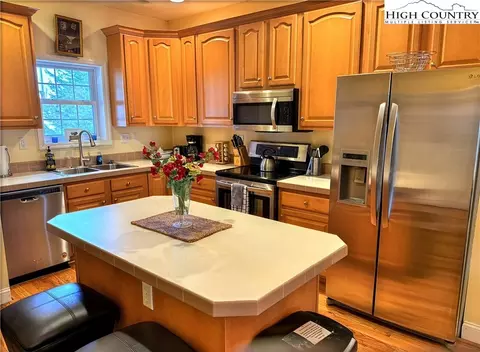 Kitchen - 3441 S Beech Mountain Pkwy #A4, Beech Mountain, NC 28604 photo 3 of 4
