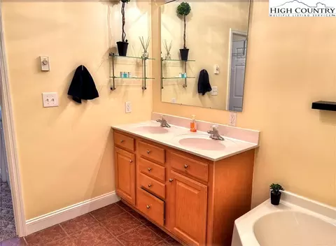 Bath - 3441 S Beech Mountain Pkwy #A4, Beech Mountain, NC 28604 photo 2 of 5