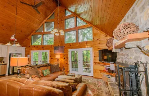 Living - 994 E Laurel Cir, Deep Gap, NC 28618 photo 2 of 11