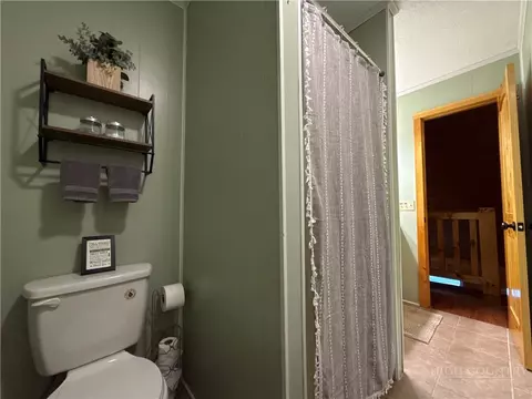 Bath - 994 E Laurel Cir, Deep Gap, NC 28618 photo 2 of 6