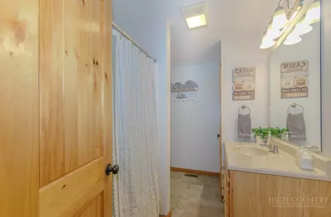 Bath - 994 E Laurel Cir, Deep Gap, NC 28618 photo 4 of 6