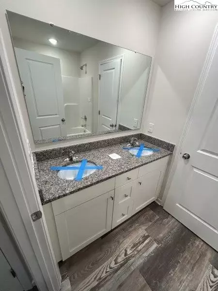 Bath - 5155 NE Mark Dr, Hickory, NC 28601 photo 2 of 2