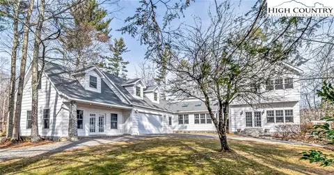 140 Library Ln, Banner Elk, NC 28604