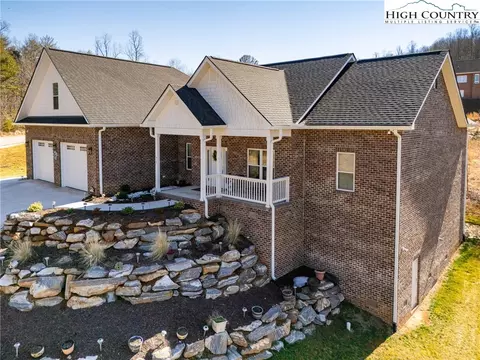715 SE Chatsworth Cir, Lenoir, NC 28645