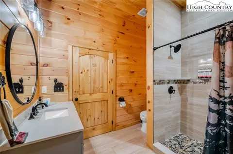 Bath - 2533 Buck Mountain Rd, Purlear, NC 28665 photo 2 of 5