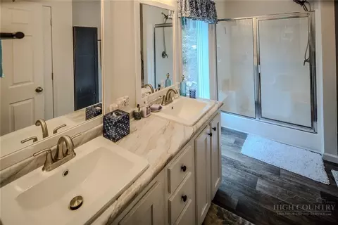 Bath - 211 Wild Daisy Ln, Beech Mountain, NC 28604 photo 3 of 4