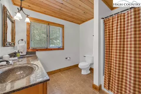Bath - 198 Laurel Hill Ln, Boone, NC 28607 photo 3 of 6