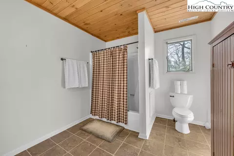 Bath - 198 Laurel Hill Ln, Boone, NC 28607 photo 6 of 6