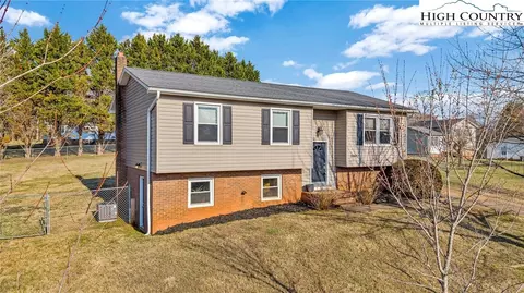 166 Lynnewood Dr, Mount Airy, NC 27030
