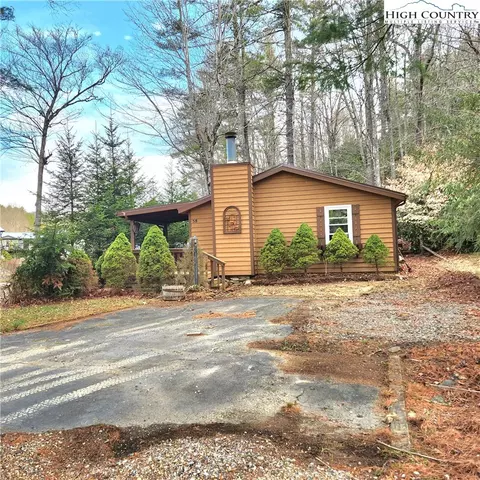 58 River Rd, Newland, NC 28657