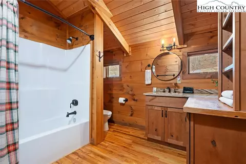 Bath - 337 Rivers Crest Rd, Boone, NC 28607 photo 3 of 4