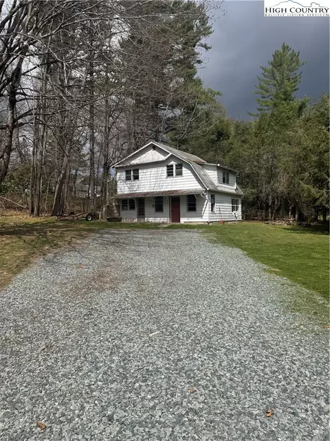 633 Cranberry St, Newland, NC 28657