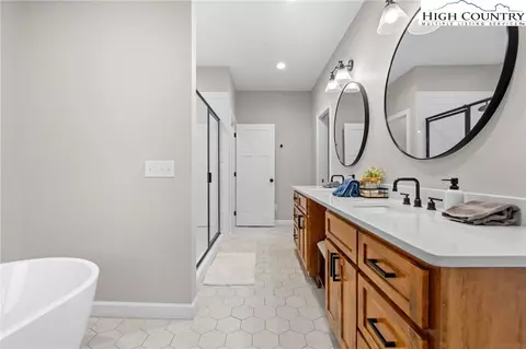 Bath - 94 Silver Fox Rdg, Beech Mountain, NC 28604 photo 1 of 5