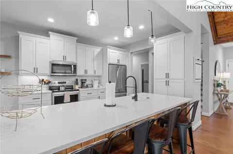 Kitchen - 94 Silver Fox Rdg, Beech Mountain, NC 28604 photo 2 of 3