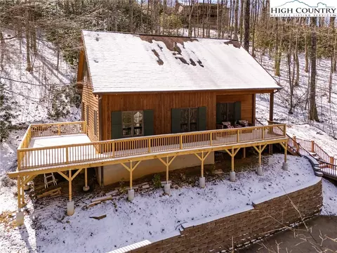 150 19th Hole Dr, West Jefferson, NC 28694