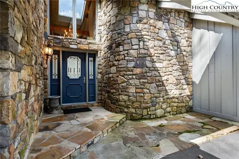 229 Cardinal Ct, Banner Elk, NC 28604
