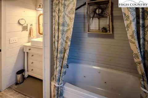 Bath - 614 Tarleton Cir, Boone, NC 28607 photo 2 of 4