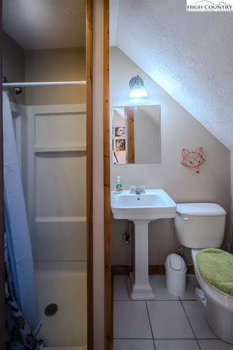 Bath - 614 Tarleton Cir, Boone, NC 28607 photo 3 of 4