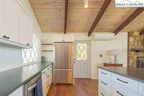 Kitchen - 89 Rabbit Run, Roaring Gap, NC 28668 photo 5 of 6
