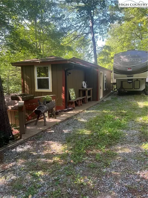 21 Dogwood Ln, Newland, NC 28657